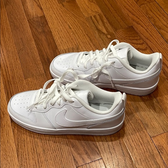 Nike White Sports Shoes size 7Y boys